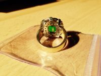 Bague en or sertie d'une meraude et de diamants